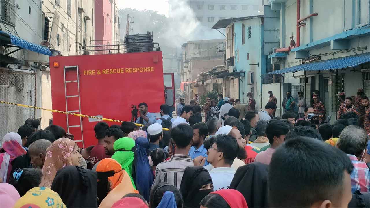 এখনো বের হচ্ছে ধোঁয়া, কেমিক্যালে অসুস্থ হচ্ছেন স্থানীয়রা
